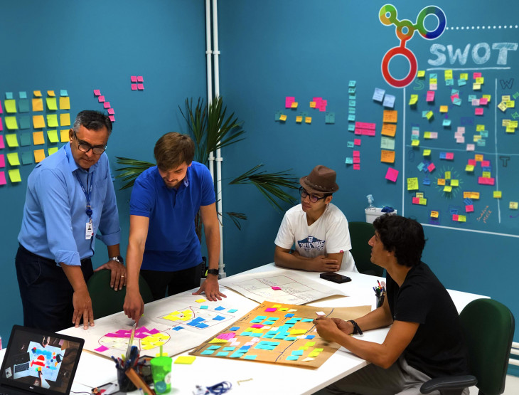 Régis Brião e equipe SIS.HUB modelando novos projetos. Foto: Divulgação.