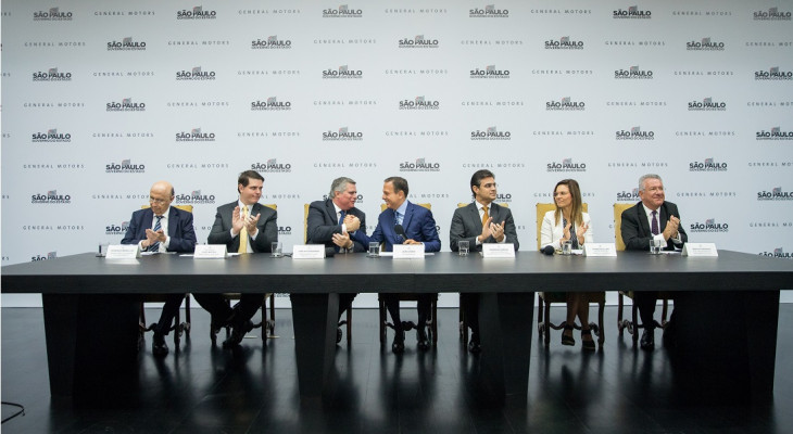 O presidente da GM, Carlos Zarlenga, e o governador de São Paulo, João Doria, selam a permanência da GM. Foto: Governo do Estado de São Paulo.