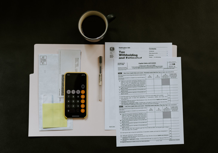 O consumidor brasileiro, antes de decidir aderir ao cheque especial, deve comparar empréstimos com cheque. Foto: Kelly Sikkema/Unsplash.