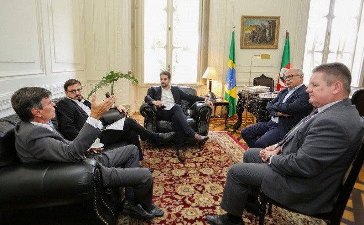 José Antonio Leal durante reunião com o governador Eduardo Leite. Foto: Felipe Dalla Valle / Palácio Piratini