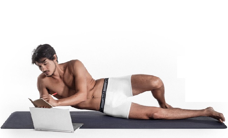 Editor do Baguete, Maurício Renner, trabalhando de casa, enquanto aproveita para fazer exercícios. Foto: Mash.