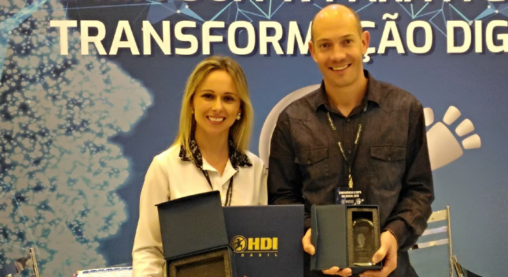 Fernando Hansen e Tatiana Gasparin, da Metadados, recebem certificação da HDI. Foto: Luana Veadrigo.