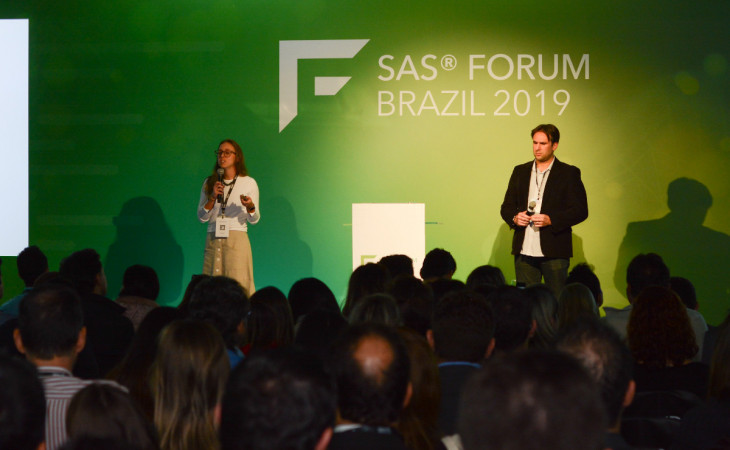 Michelle Souza, analista de CRM do Sicredi e Josué Zorzi, especialista de desenvolvimento SAS do Sicredi. Foto: Divulgação.