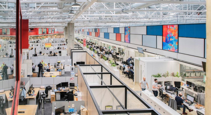 Interiores do modernoso centro da HP em Barcelona.