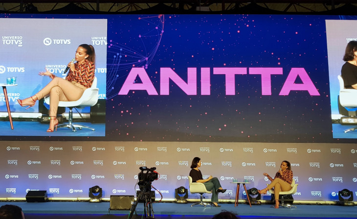 Anitta subiu ao palco para falar sobre seu lado empreendedor no Universo Totvs. Foto: Baguete.