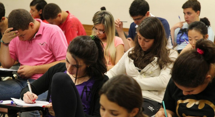 Jovens sofrendo durante a prova do Enem. Logo o sofrimento será digital. Foto: Marcos Santos/USP Imagens