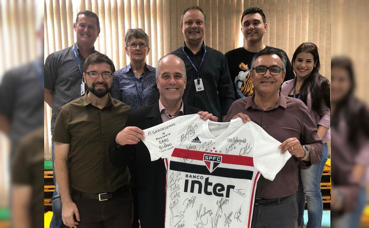 Paulo Mutti (SPFC), Régis Brião e time SISPRO que atuou no projeto. Foto: Divulgação.