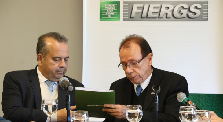 Gilberto Ribeiro entregou sugestões para Rogério Marinho. Foto: Dudu Leal