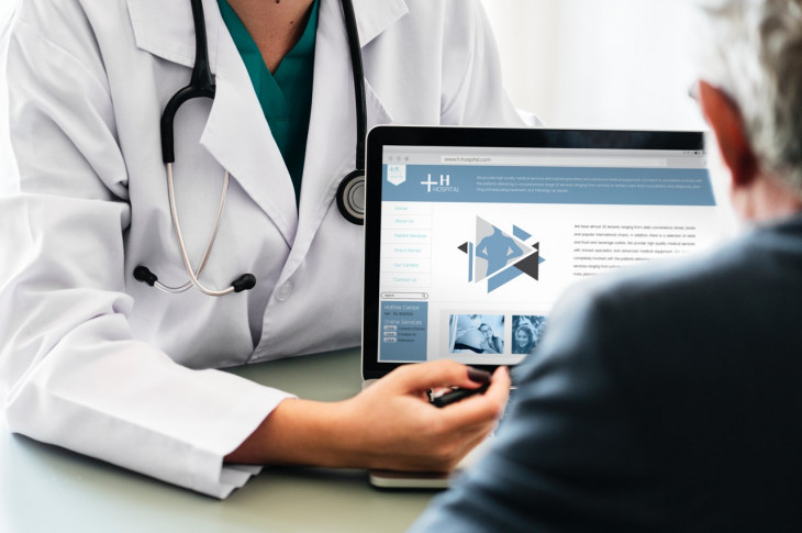 Com cerca de 100 mil associados, o Transmontano tem um hospital próprio e 10 filiais. Foto: Pexels.