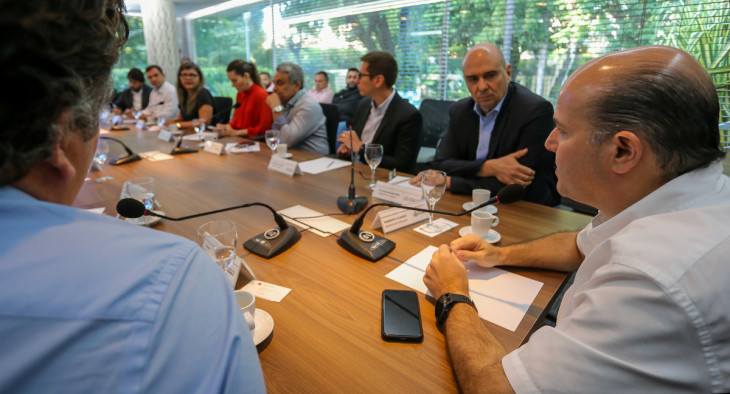 A implantação do Fortaleza Digital foi discutida durante um encontro entre a prefeitura e a Red Hat. Foto: Divulgação.
