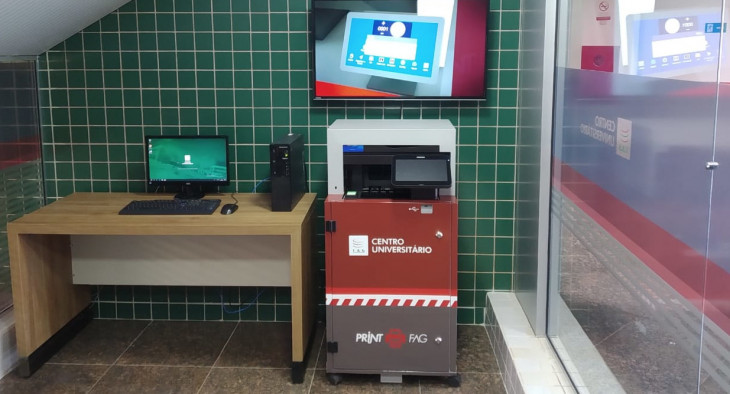 Além de impressão de arquivos, os totens também contam com solução voltada à matrícula dos alunos. Foto: Divulgação.
