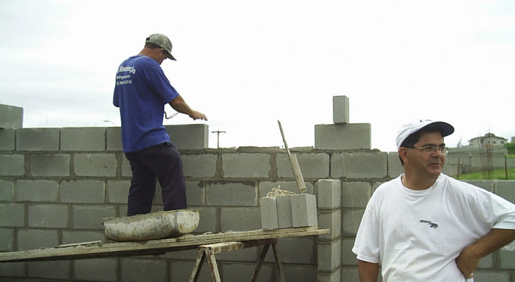 Existem 100 mil lojas de materiais de construção e seis milhões de profissionais da obra no Brasil. Foto: flickr.com/photos/nandinhazinha