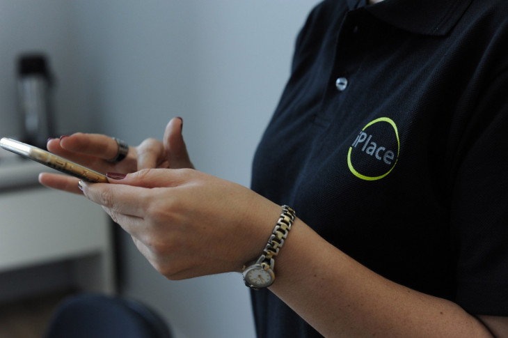 Vendedores da iPLace aprendem sobre produtos no celular. Foto: Divulgação.