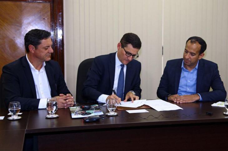 Rogério Santos, secretário de governo; Jeffrey Kratz, diretor da Amazon e Paulo Alexandre Barbosa, prefeito. Foto: Raimundo Rosa.