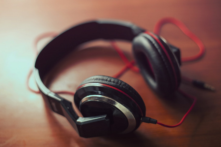 O compartilhamento e escuta de áudios, especialmente de conversas com assistentes virtuais, tem causado discussões recentemente. Foto: Pixabay.
