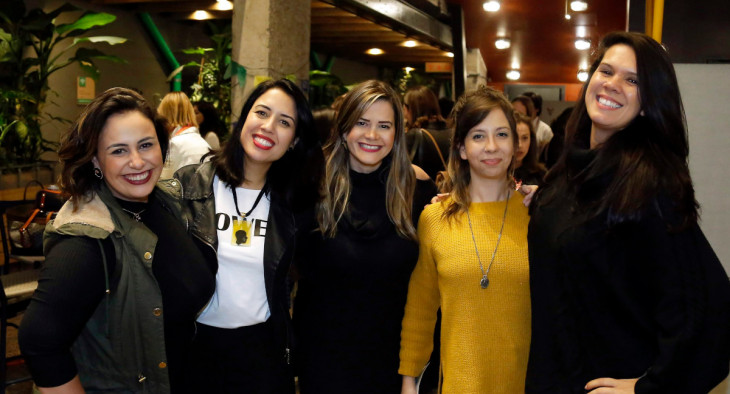 Bianca Levy, Juliana Lopes, Micheli Junco, Jaqueline Romanelli e Dani Junco, sócias da B2Mamy. Foto: Divulgação.
