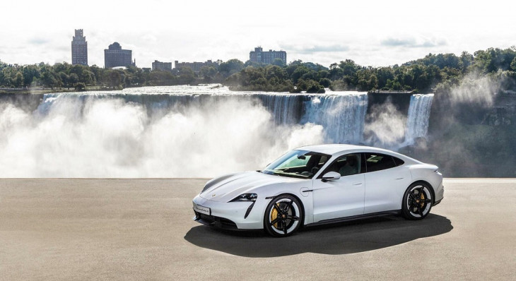O carrão, na frente das cataratas do Niágara. Foto: Porsche.