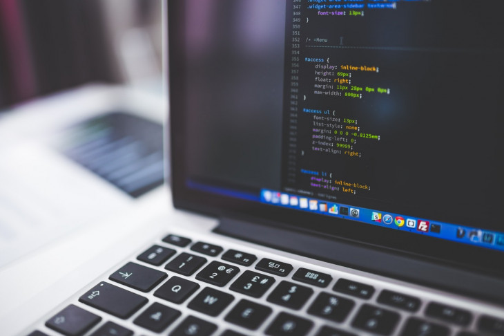 Os cursos disponíveis na Brasil Mais Digital abordam temas com algoritmos em .Net, Java e Cobol e arquitetura de computadores. Foto: Pexels.