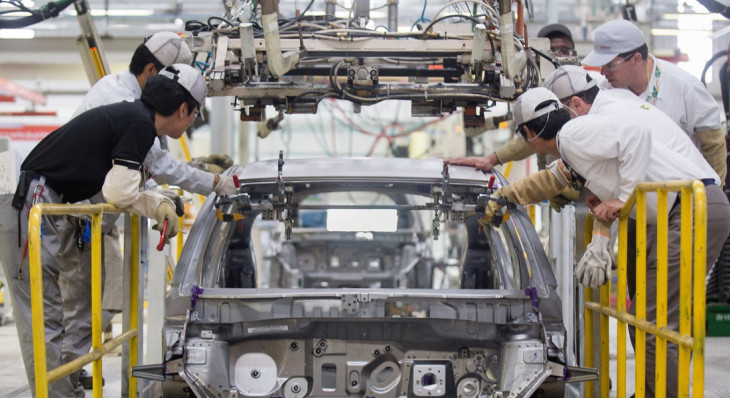 Funcionários da Nissan na fábrica de Resende, no Rio. Foto: Divulgação.