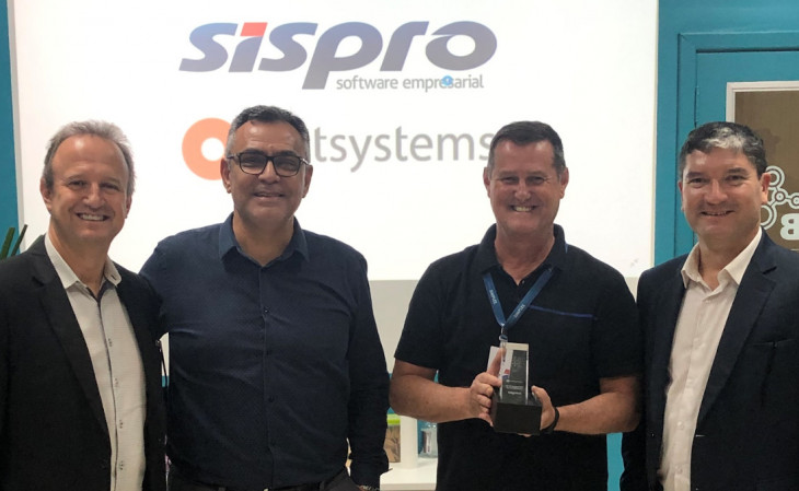 Gelson Moreira e Mauro Rocha, da OutSystems Brasil, entregam prêmio para Régis Brião e Laudi Bottega, da SISPRO. Foto: Divulgação.