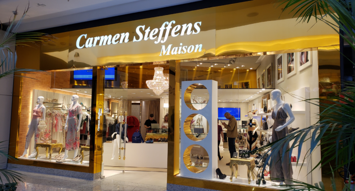 Carmen Steffens é uma marca brasileira do comércio de bolsas, sapatos e roupas. Foto: divulgação.