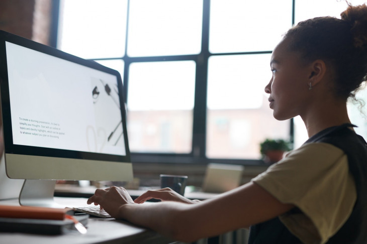 A DreamShaper tem soluções para o Ensino Básico, Técnico e Superior. Foto: Pexels.