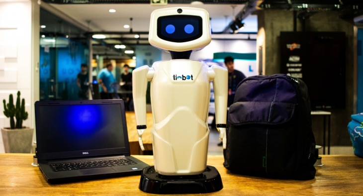 O Tinbot é um robô brasileiro interativo que reúne inteligência artificial, cognição e IoT. Foto: divulgação.