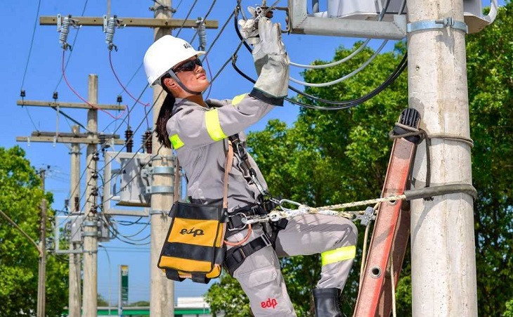 Funcionário da EDP em ação. Foto: EDP - Divulgação.