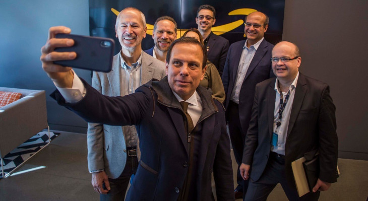 João Doria aproveitou para fazer uma selfie com os executivos da AWS. Foto: https://www.flickr.com/photos/governosp/