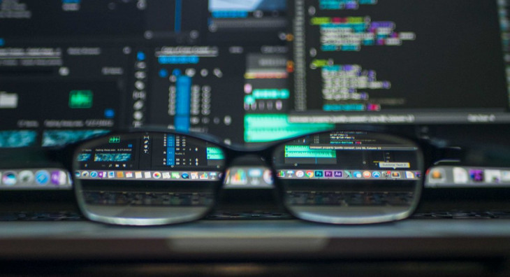 Aprenda a programar agora, pague quando puder. Foto: Pexels.