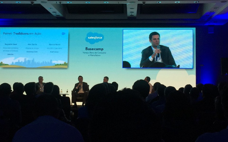 Público no Basecamp da Salesforce em 2019. Sem clima em 2020.