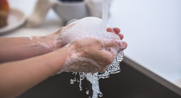 Não esqueça de lavar bem as mãos. Foto: Pexels.