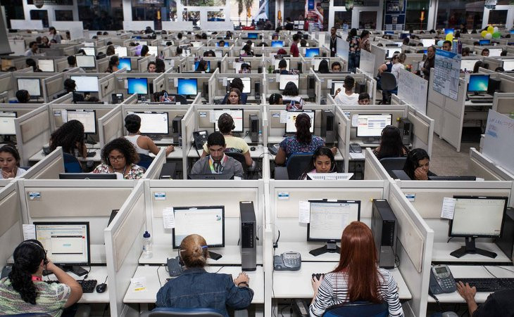 Funcionários de call center temem que condições favoreçam o coronavírus. Foto: Divulgação.