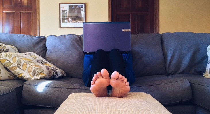 Na verdade, trabalhar no sofá não é uma boa ideia. Use uma mesa. Foto: Pexels.