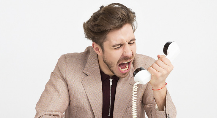 "Alô! Tem alguém aí?". Foto: Pexels.