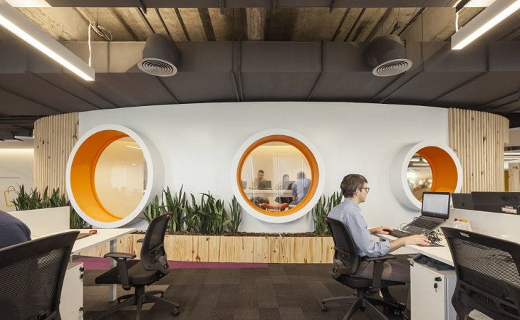 Funcionário da Linx na sede da empresa em São Paulo. Foto: divulgação.