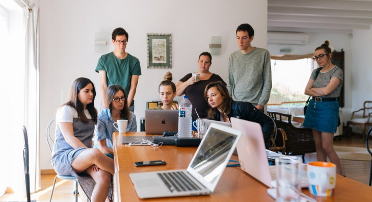 Funcionários em startup. Emprego garantido? Foto: Pexels.