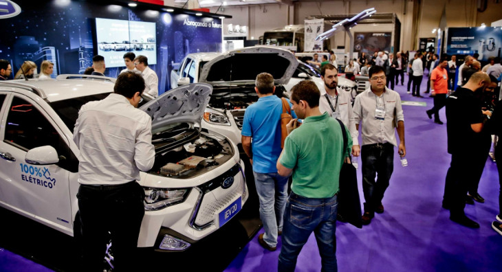Feira é um ponto de encontro para interessados em carros elétricos.