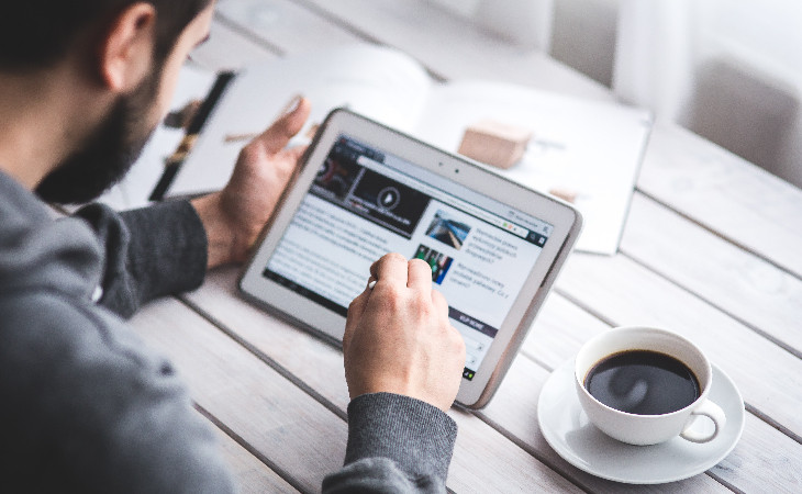 A aprendizagem é realizada por meio de playlists. Foto: Pexels.