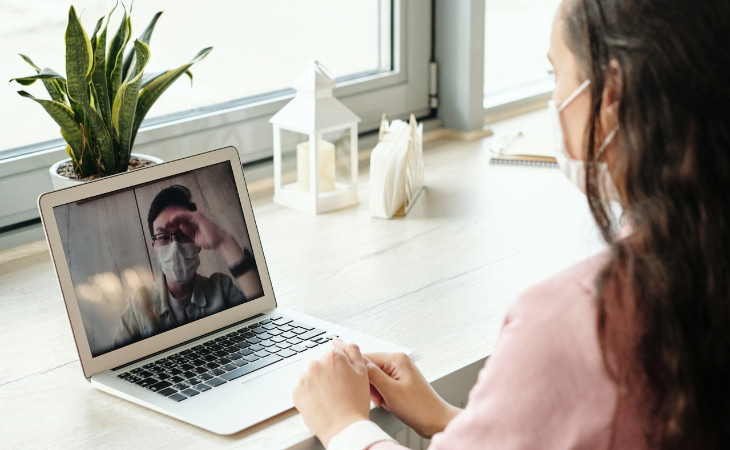 Colaboradores podem optar pela ida ao escritório. Foto: Pexels.