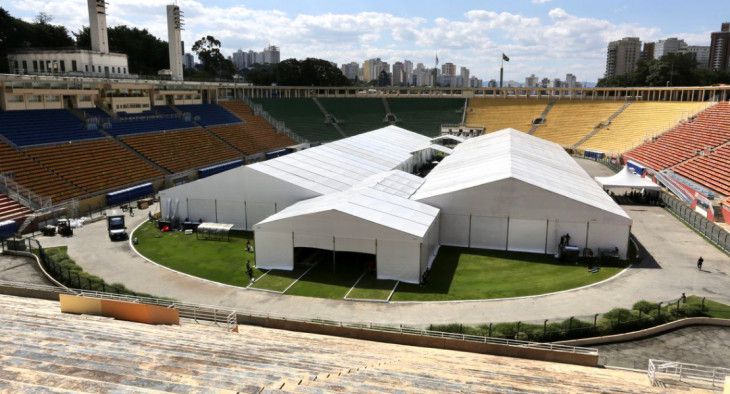 Hospital de campanha instalado no estádio Pacaembu. Foto: Sergio Andrade/Governo do Estado de São Paulo.