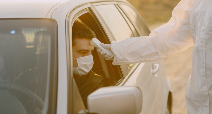 Caso o condutor estiver sem máscara, não poderá seguir com a corrida. Foto: Pexels.