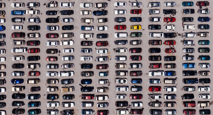 A falta de espaço já faz as empresas alugarem áreas de estacionamento. Foto: Pexels.