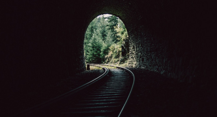Startups buscam uma luz no final do túnel. Foto: Pexels.