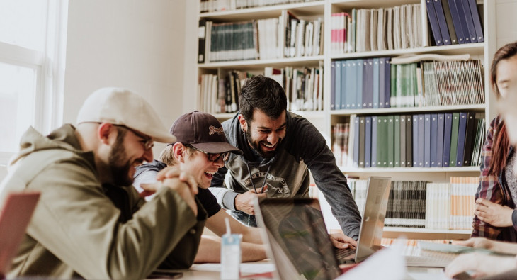 Como unir o público em torno de uma mensagem? Foto: Unsplash.