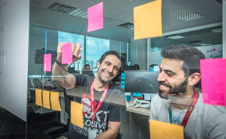 Funcionários da CI&T: no futuro, um ficará de cada lado do vidro. Foto: DIvulgação - CI&T.