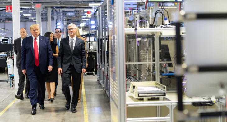 Donald Trump e Tim Cook, CEO da Apple, em visita à fábrica da empresa. Foto: Casa Branca/divulgação.