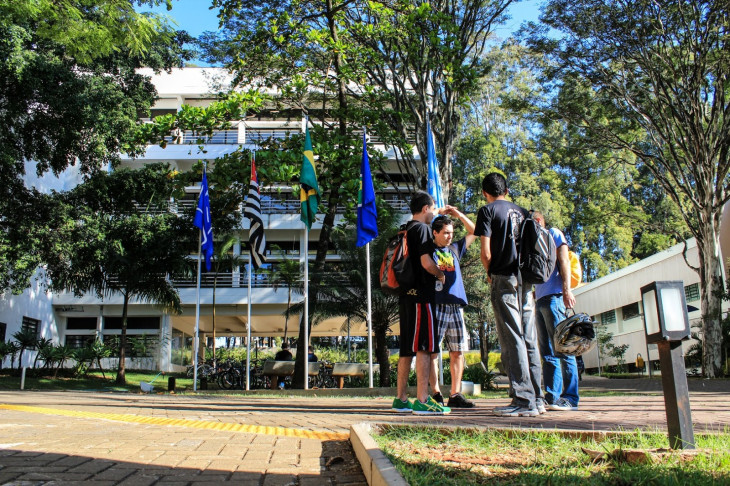 Alunos do ICMC no campus de São Carlos da USP. Foto: Divulgação.