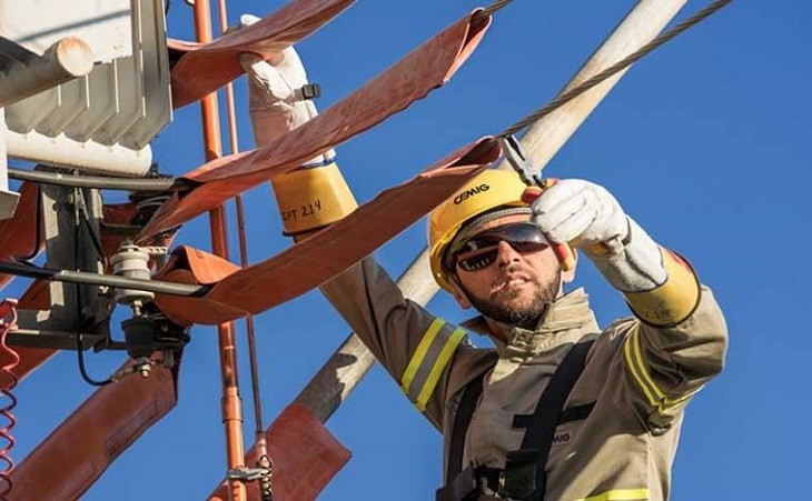 Funcionário da Cemig em ação. Foto: Divulgação.