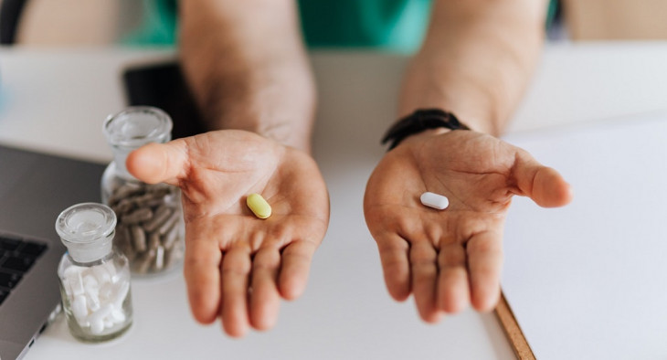 Tome a pílula branca e você é adquirido pela Stone. Tome a pílula amarela e quem compra é a Totvs. Foto: Pexels.